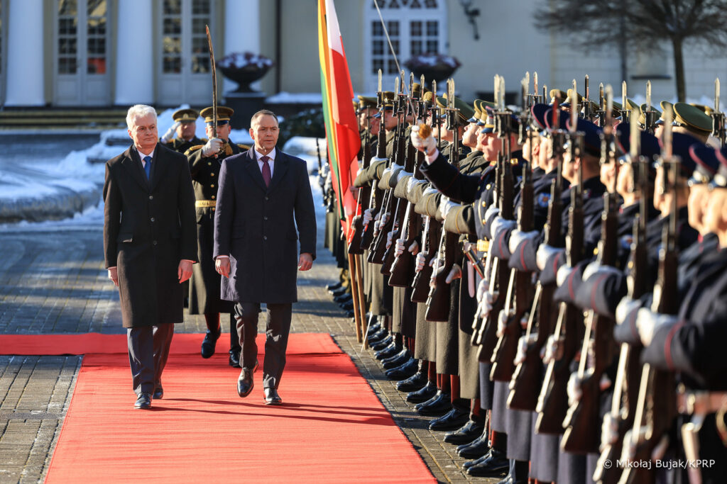 Foto: Powitanie Prezydenta Rzeczypospolitej Polskiej i Małżonki przez Prezydenta Republiki Litewskiej i Małżonkę na dziedzińcu Pałacu Prezydenckiego w Wilnie. (6)
006_Para_Prezydencka_wizyta_Wilno_Litwa_powitanie_20260125_MWB29696.jpg
Powitanie Prezydenta Rzeczypospolitej Polskiej i Małżonki przez Prezydenta Republiki Litewskiej i Małżonkę na dziedzińcu Pałacu Prezydenckiego w Wilnie. (7)
004_a_Para_Prezydencka_wizyta_Wilno_Litwa_powitanie_20260125_MWB18339.jpg
Powitanie Prezydenta Rzeczypospolitej Polskiej i Małżonki przez Prezydenta Republiki Litewskiej i Małżonkę na dziedzińcu Pałacu Prezydenckiego w Wilnie. (8)
007_Para_Prezydencka_wizyta_Wilno_Litwa_powitanie_20260125_MWB18448.jpg
Powitanie Prezydenta Rzeczypospolitej Polskiej i Małżonki przez Prezydenta Republiki Litewskiej i Małżonkę na dziedzińcu Pałacu Prezydenckiego w Wilnie. (9)
008_Para_Prezydencka_wizyta_Wilno_Litwa_powitanie_20260125_MWB29939.jpg
Powitanie Prezydenta Rzeczypospolitej Polskiej i Małżonki przez Prezydenta Republiki Litewskiej i Małżonkę na dziedzińcu Pałacu Prezydenckiego w Wilnie. (10)
009_Para_Prezydencka_wizyta_Wilno_Litwa_powitanie_20260125_MWB29951.jpg
Powitanie Prezydenta Rzeczypospolitej Polskiej i Małżonki przez Prezydenta Republiki Litewskiej i Małżonkę na dziedzińcu Pałacu Prezydenckiego w Wilnie. (11)
010_Para_Prezydencka_wizyta_Wilno_Litwa_powitanie_20260125_MWB18522.jpg
Powitanie Prezydenta Rzeczypospolitej Polskiej i Małżonki przez Prezydenta Republiki Litewskiej i Małżonkę na dziedzińcu Pałacu Prezydenckiego w Wilnie. (12)
011_Para_Prezydencka_wizyta_Wilno_Litwa_powitanie_20260125_7C6A6454.jpg
Wpis do księgi pamiątkowej w Pałacu Prezydenckim w Wilnie. (13)
014_Para_Prezydencka_wizyta_Wilno_Litwa_powitanie_20260125_MWB18736.jpg
Rozmowy Prezydentów Polski i Litwy. (14)
015_Para_Prezydencka_wizyta_Wilno_Litwa_powitanie_20260125_MWB18771.jpg
Rozmowy Prezydentów Polski i Litwy. (15)
016_Para_Prezydencka_wizyta_Wilno_Litwa_powitanie_20260125_MWB18811.jpg
Rozmowy Prezydentów Polski i Litwy. (16)
017_Para_Prezydencka_wizyta_Wilno_Litwa_powitanie_20260125_MWB18853.jpg
Wpis do księgi pamiątkowej Prezydenta RP i Małżonki. (17)
001_a_Para_Prezydencka_wizyta_Wilno_Litwa_powitanie_20260125_MWB29204.jpg
001_Para_Prezydencka_wizyta_Wilno_Litwa_powitanie_20260125_MWB29387.jpg
002_Para_Prezydencka_wizyta_Wilno_Litwa_powitanie_20260125_MWB29436.jpg
003_Para_Prezydencka_wizyta_Wilno_Litwa_powitanie_20260125_MWB29486.jpg
004_Para_Prezydencka_wizyta_Wilno_Litwa_powitanie_20260125_MWB29535.jpg
005_Para_Prezydencka_wizyta_Wilno_Litwa_powitanie_20260125_MWB29593.jpg
006_Para_Prezydencka_wizyta_Wilno_Litwa_powitanie_20260125_MWB29696.jpg
004_a_Para_Prezydencka_wizyta_Wilno_Litwa_powitanie_20260125_MWB18339.jpg
007_Para_Prezydencka_wizyta_Wilno_Litwa_powitanie_20260125_MWB18448.jpg
008_Para_Prezydencka_wizyta_Wilno_Litwa_powitanie_20260125_MWB29939.jpg
009_Para_Prezydencka_wizyta_Wilno_Litwa_powitanie_20260125_MWB29951.jpg
010_Para_Prezydencka_wizyta_Wilno_Litwa_powitanie_20260125_MWB18522.jpg
011_Para_Prezydencka_wizyta_Wilno_Litwa_powitanie_20260125_7C6A6454.jpg
014_Para_Prezydencka_wizyta_Wilno_Litwa_powitanie_20260125_MWB18736.jpg
015_Para_Prezydencka_wizyta_Wilno_Litwa_powitanie_20260125_MWB18771.jpg
016_Para_Prezydencka_wizyta_Wilno_Litwa_powitanie_20260125_MWB18811.jpg
017_Para_Prezydencka_wizyta_Wilno_Litwa_powitanie_20260125_MWB18853.jpg / Źródło: Oficjalna strona Prezydenta Rzeczypospolitej Polskiej