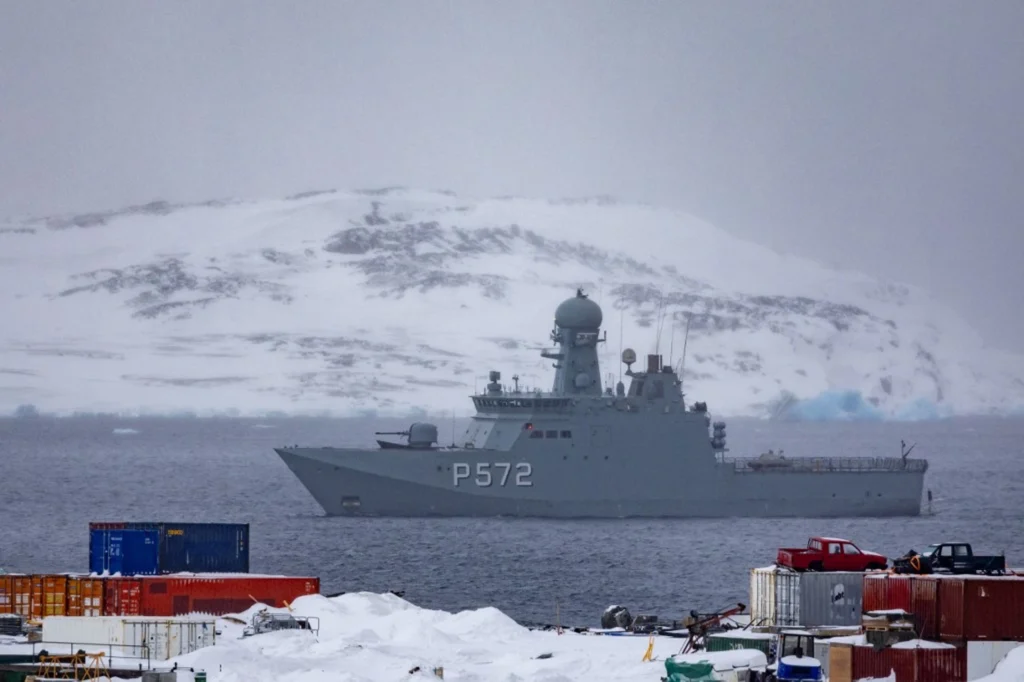 Foto: Duński okręt marynarki wojennej P572 Lauge Koch patroluje wody u wybrzeży stolicy Grenlandii, Nuuk, 8 marca 2025 r. (Zdjęcie: Odd ANDERSEN / AFP) / Źródło: kyivpost.com