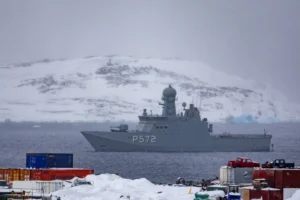 Foto: Duński okręt marynarki wojennej P572 Lauge Koch patroluje wody u wybrzeży stolicy Grenlandii, Nuuk, 8 marca 2025 r. (Zdjęcie: Odd ANDERSEN / AFP) / Źródło: kyivpost.com