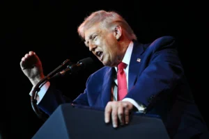 Foto: Prezydent USA Donald Trump przemawia podczas spotkania członków Partii Republikańskiej w Izbie Reprezentantów (GOP) w Kennedy Center w Waszyngtonie, 6 stycznia 2026 r. (Zdjęcie: Mandel NGAN / AFP) / Źródło: kyivpost.com