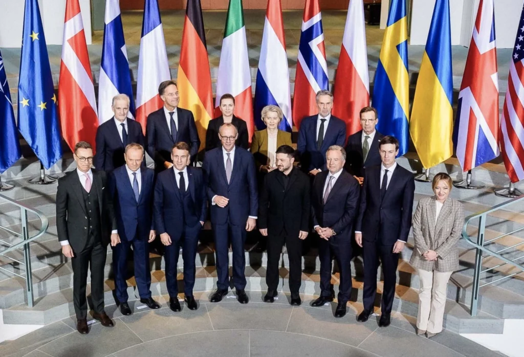Zdjęcie rodzinne uczestników spotkania w sprawie planu pokojowego dla Ukrainy w Berlinie, Niemcy, poniedziałek, 15 grudnia 2025 r. (Zdjęcie: Biuro Prasowe Rządu Federalnego Niemiec) / Źródło: KYIVPOST.com