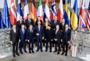 Zdjęcie rodzinne uczestników spotkania w sprawie planu pokojowego dla Ukrainy w Berlinie, Niemcy, poniedziałek, 15 grudnia 2025 r. (Zdjęcie: Biuro Prasowe Rządu Federalnego Niemiec) / Źródło: KYIVPOST.com