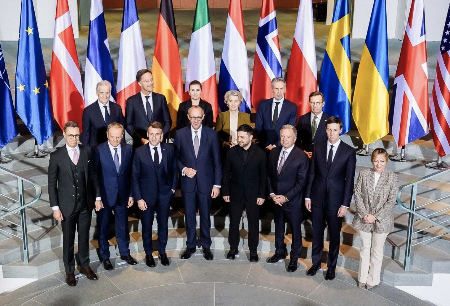 Zdjęcie rodzinne uczestników spotkania w sprawie planu pokojowego dla Ukrainy w Berlinie, Niemcy, poniedziałek, 15 grudnia 2025 r. (Zdjęcie: Biuro Prasowe Rządu Federalnego Niemiec) / Źródło: KYIVPOST.com