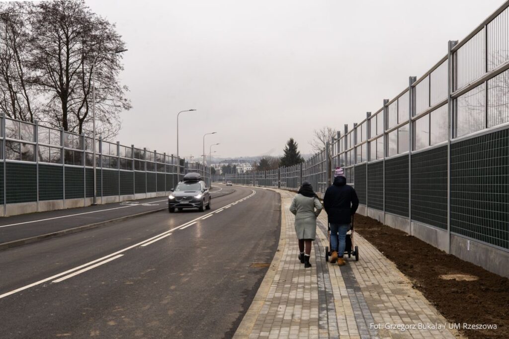 Foto: zdjęcie z uroczystego otwarcia drogi łączącej ul. Krzyżanowskiego z ul. Wieniawskiego w Rzeszowie, fot. Grzegorz Bukała, Urząd Miasta Rzeszowa
