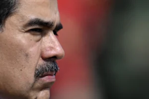 (PLIKI) Prezydent Wenezueli Nicolas Maduro gestykuluje podczas ceremonii w bazie wojskowej Fort Tiuna w ramach inauguracji prezydenckiej w Caracas, 10 stycznia 2025 r. (Zdjęcie: Juan BARRETO / AFP) / Źródło: KYIVPOST.com