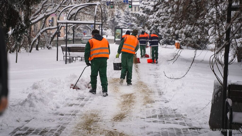 Foto: zdjęcie z odśnieżania miasta przez pracowników MPGK w Rzeszowie