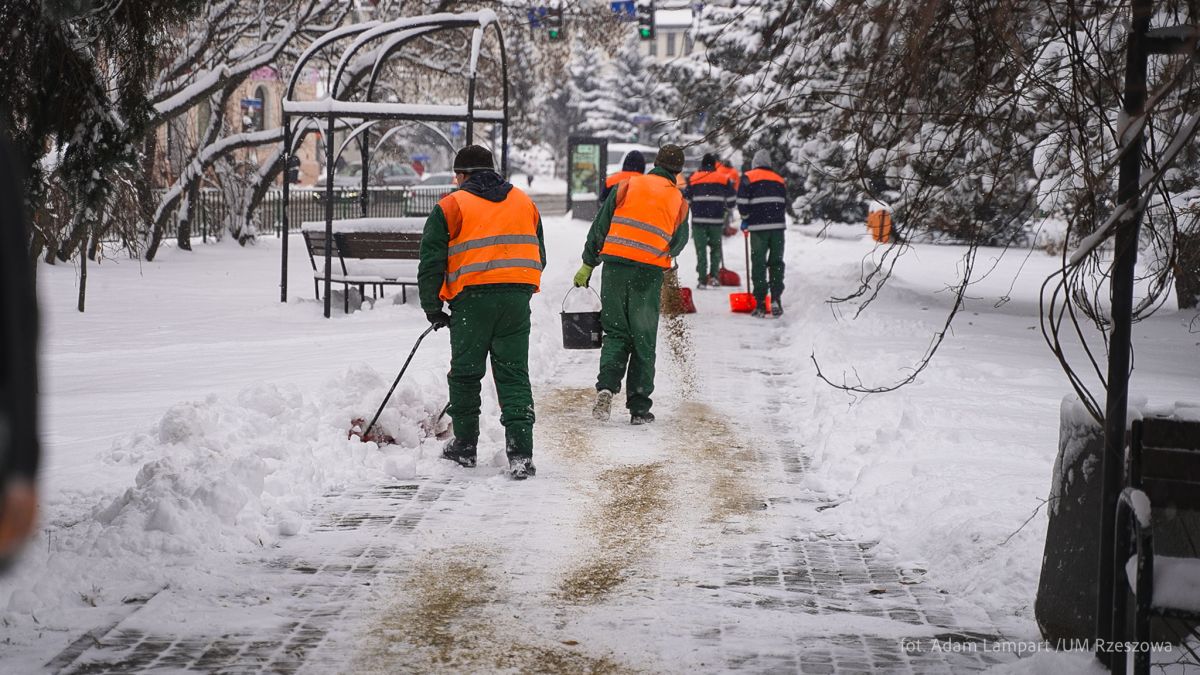 Foto: zdjęcie z odśnieżania miasta przez pracowników MPGK w Rzeszowie