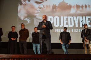 Zdjęcie grupowe uczestników podczas gali lub pokazu filmowego „Pojedynki” w województwie podkarpackim.
