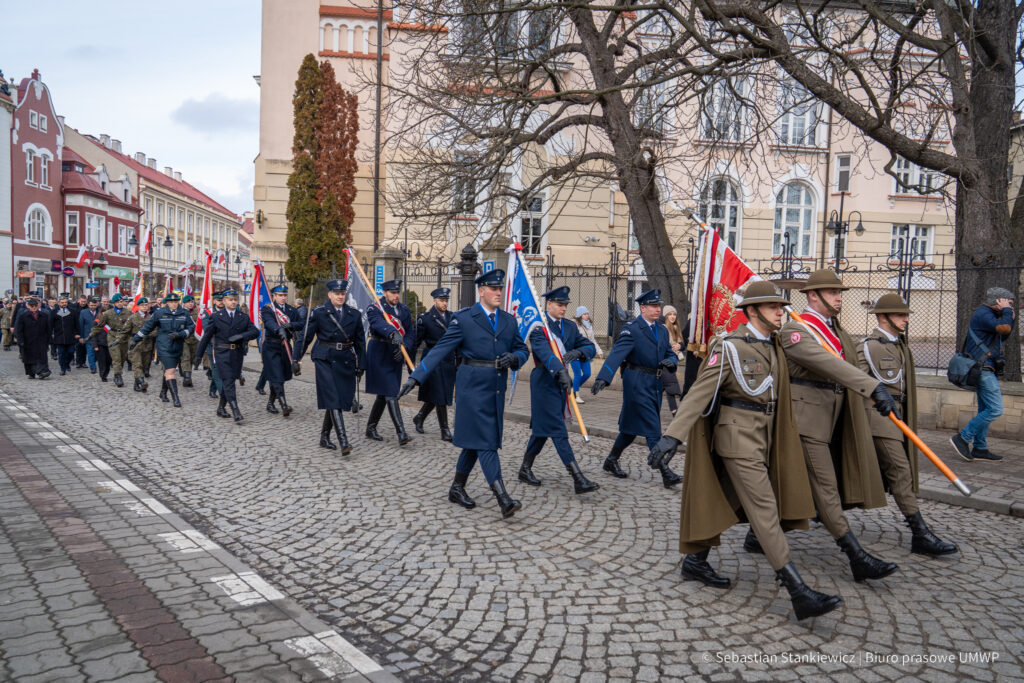 Foto: Defilada podczas obchodów rocznicowych Armii Krajowej w Rzeszowie /  Autor zdjęć: Sebastian Stankiewicz 
Biuro Prasowe UMWP
