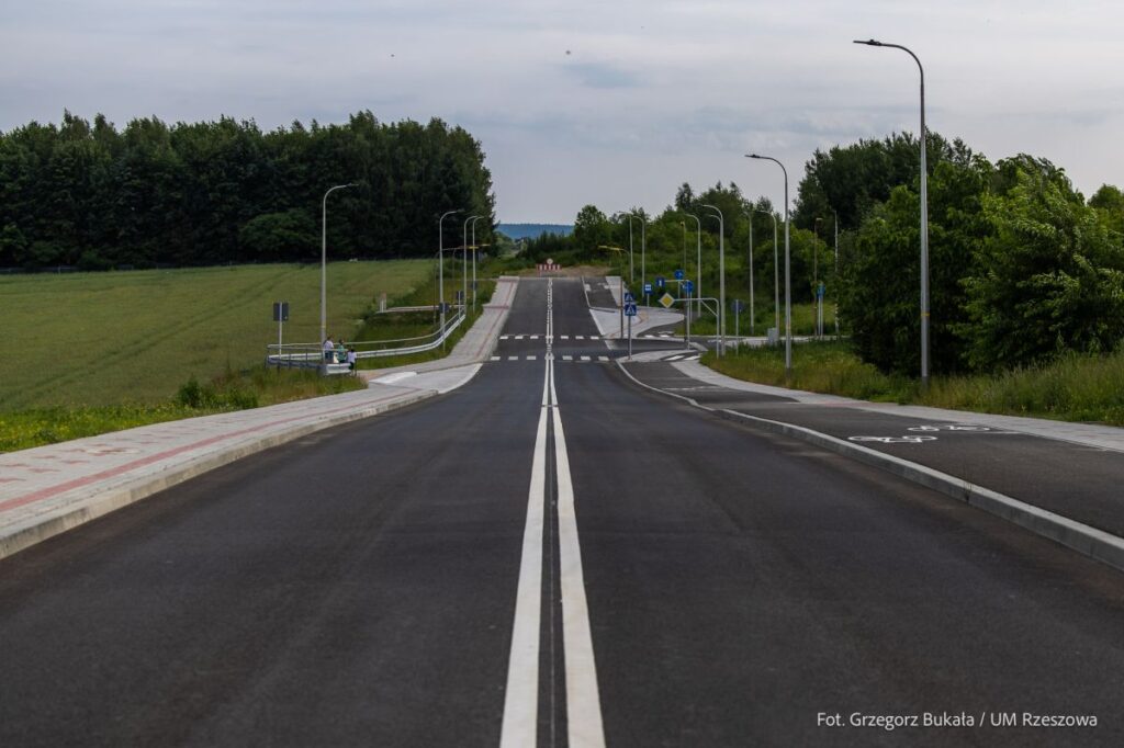 Foto: zdjęcie z rzeszowskiego łącznika dróg ul. Wołyńskiej i Słoneczny Stok w Rzeszowie, fot. Grzegorz Bukała, Urząd Miasta Rzeszowa