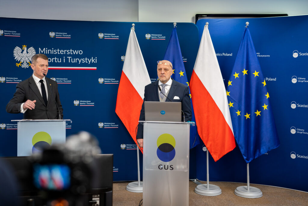 Foto: Wiceminister Ireneusz Raś oraz prezes GUS Marek Cierpiał - Wolan podczas konferencji nt. Obserwatorium Turystycznego