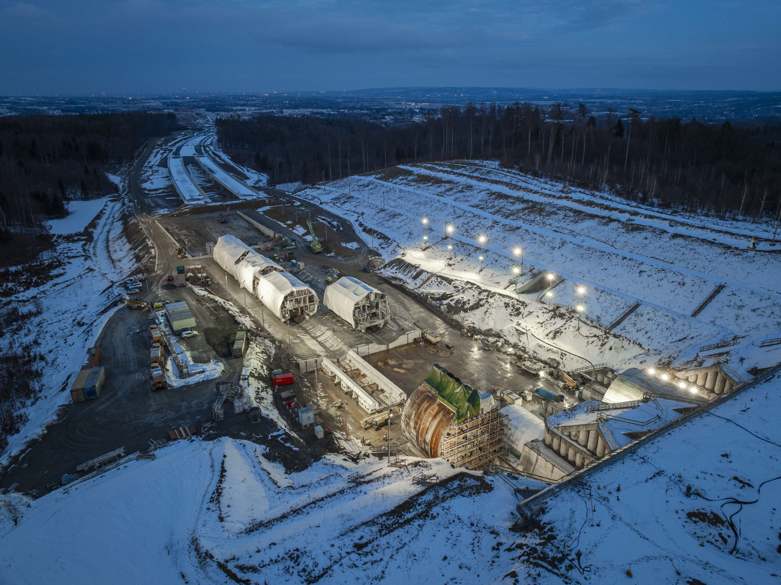 Foto: Portal północny tunelu na S19 Rzeszów Południe - Babica - proces obrotu maszyny TBM / Źródło: