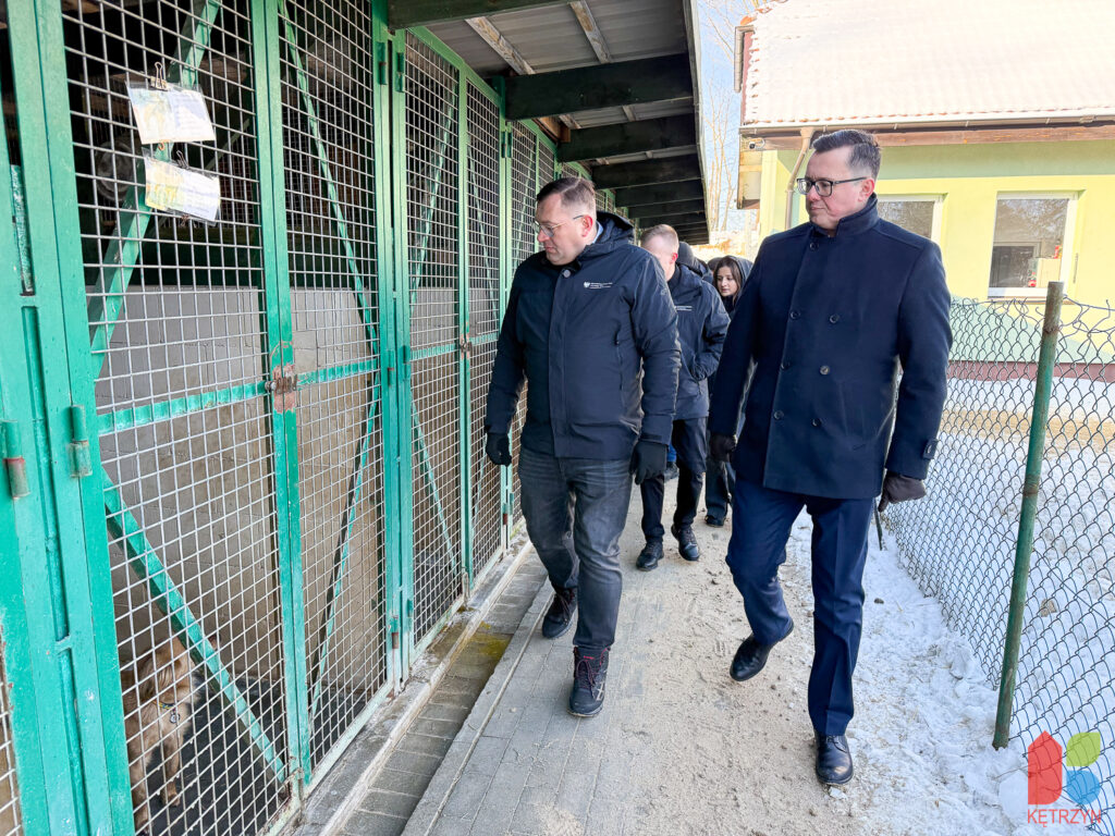 Minister rolnictwa Stefan Krajewski i Główny Lekarz Weterynarii Paweł Meyer podczas wizyty w schronisku w Pudwągach