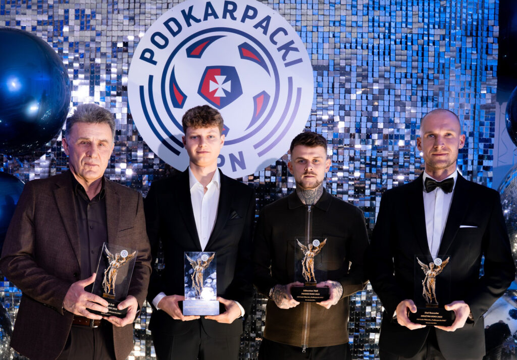 Foto: Podczas dorocznej Gali Podkarpacki Związek Piłki Nożnej poznaliśmy laureatów w kilkunastu kategoriach. W tym roku aż cztery nagrody powędrowały na konto Stali Rzeszów: Trener Roku - Marek Zub, Piłkarz roku - Sebastien Thill
, Młodzieżowiec/Odkrycie roku - Michał Synoś, Drużyna Roku - Stal Rzeszów / Źródło: FB stal Rzeszów