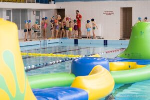 Foto: zdjęcie z zajęć pływania na basenie w Rzeszowie, fot. Grzegorz Bukała, Urząd Miasta Rzeszowa