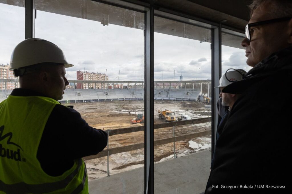 fOTO: zdjęcie z uroczystego wmurowania symbolicznego kamienia węgielnego na terenie budowy Podkarpackiego Centrum Lekkiej Atletyki w Rzeszowie, fot. Grzegorz Bukała, Urząd Miasta Rzeszowa
