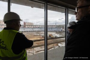 fOTO: zdjęcie z uroczystego wmurowania symbolicznego kamienia węgielnego na terenie budowy Podkarpackiego Centrum Lekkiej Atletyki w Rzeszowie, fot. Grzegorz Bukała, Urząd Miasta Rzeszowa