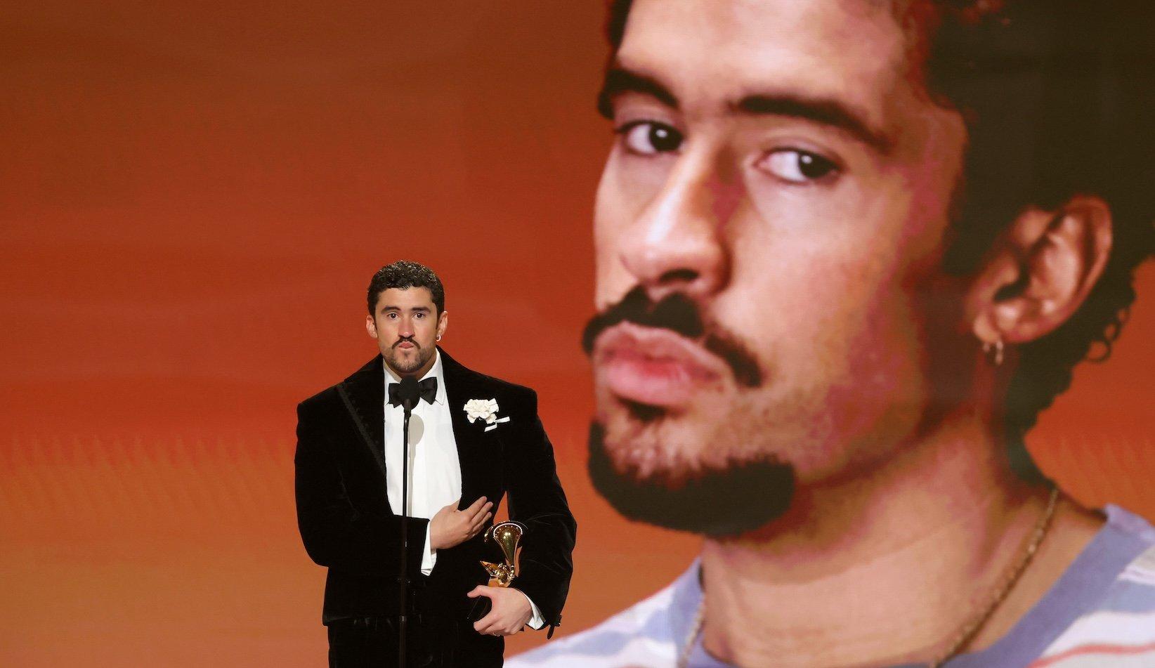 Foto: Bad Bunny odbiera nagrodę Grammy za Album Roku za „DeBÍ TiRAR MáS FOToS” na scenie podczas gali Grammy 2026 1 lutego w Crypto.com Arena w Los Angeles w Kalifornii
Zdjęcie: Kevin Winter/Getty Images dla The Recording Academy / Zdjęcie: Kevin Winter/Getty Images dla The Recording Academy / Źródło: grammy.com