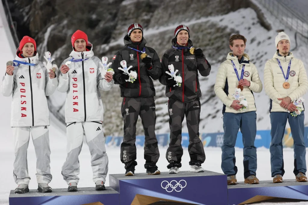Foto: Pierwsze w historii podium olimpijskiej męskiej superdrużyny: (LR) Polska, Austria, Norwegia @FIS/ActionPress / Źródło: Serwis informacyjny FIS