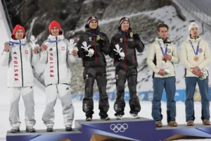 Foto: Pierwsze w historii podium olimpijskiej męskiej superdrużyny: (LR) Polska, Austria, Norwegia @FIS/ActionPress / Źródło: Serwis informacyjny FIS