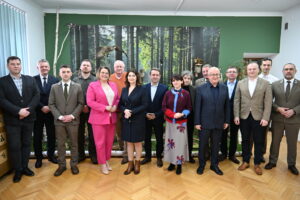 Foto: Zdjęcie grupowe uczestników uroczystości powołania Rady Zespołów Parków Krajobrazowych w Przemyślu / Autor  zdjęć: Grzegorz Hop
Zespół Parków Krajobrazowych w Przemyślu