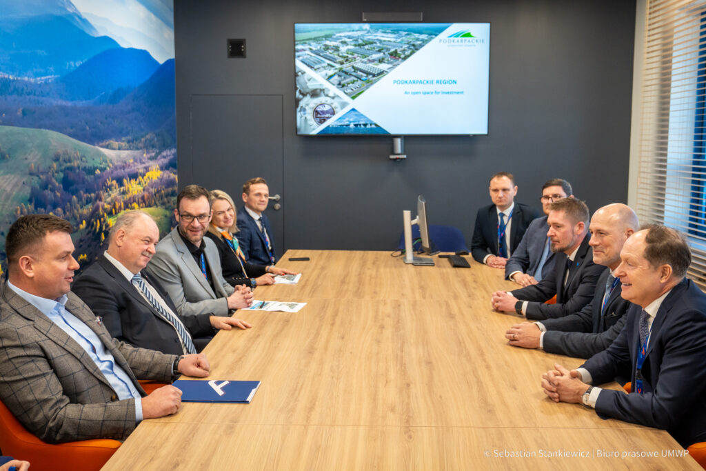 Foto: Spotkanie przedstawicieli województwa podkarpackiego z delegacją Columbia Helicopters, sala konferencyjna Urzędu Marszałkowskiego Województwa Podkarpackiego w Rzeszowie / Autor zdjęć: Sebastian Stankiewicz 
Biuro Prasowe UMWP