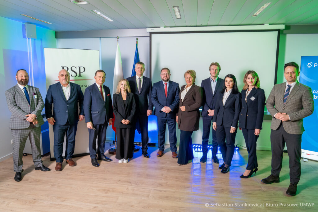 Foto: Wydarzenie „From Vision to Impact” w siedzibie Business & Science Poland w Brukseli – wspólne zdjęcie delegacji Podkarpacia. /  Autor zdjęć: Sebastian Stankiewicz -
Biuro Prasowe UMWP