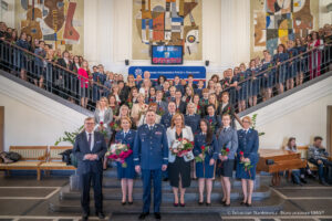 Foto: Koncert z okazji Dnia Kobiet Komendy Wojewódzkiej Policji w Rzeszowie – zbiorowe zdjęcie uczestniczek i uczestników na schodach Instytutu Muzyki Uniwersytetu Rzeszowskiego. / Autor zdjęć: Sebastian Stankiewicz /
Biuro Prasowe UMWP