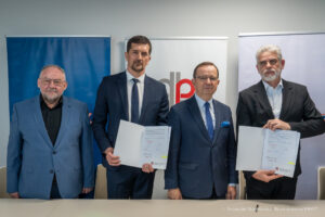 Foto: Podpisanie umowy na realizację obwodnicy Tyczyna w ramach projektu „Budowa obwodnicy Tyczyna w ciągu drogi wojewódzkiej nr 884”, sala konferencyjna Podkarpackiego Zarządu Dróg Wojewódzkich. / Źródło: Autor zdjęć: Sebastian Stankiewicz  / Biuro Prasowe UMWP