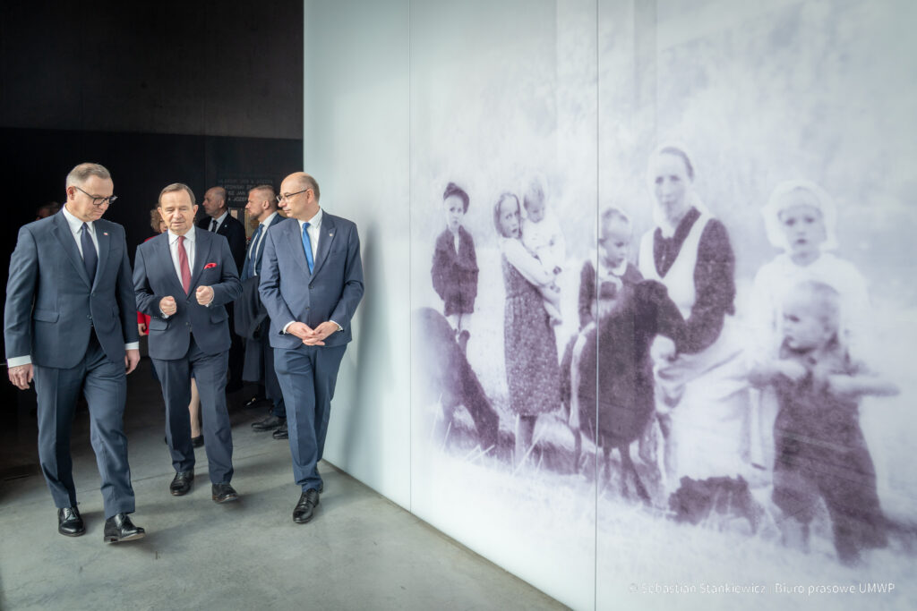 Foto: Jubileusz 10-lecia Muzeum Polaków Ratujących Żydów im. Rodziny Ulmów w Markowej – delegacja przed ekspozycją historyczną / Autor zdjęć: Sebastian Stankiewicz / Biuro Prasowe UMWP