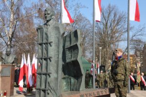 Foto: Uroczystości pod pomnikiem płk. Łukasza Cieplińskiego w Rzeszowie – warta honorowa / Autor zdjęć: Sylwia Tęcza /  Biuro Prasowe UMWP