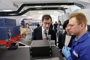 Centrum Łukasiewicz - dr Hubert Cichocki prezes Centrum Łukasiewicz w hali z linią pilotażową do prototypowania ogniw Łukasiewicz – IMN o. w Poznaniu, dyrektor Łukasiewicz – IMN dr inż.