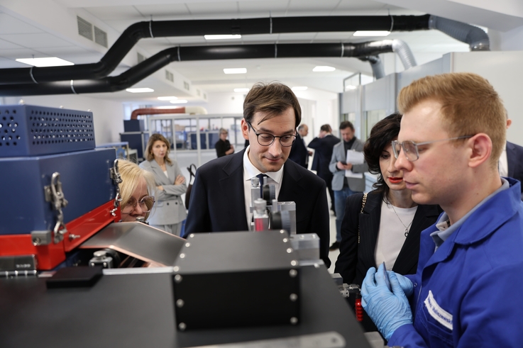 Centrum Łukasiewicz - dr Hubert Cichocki prezes Centrum Łukasiewicz w hali z linią pilotażową do prototypowania ogniw Łukasiewicz – IMN o. w Poznaniu, dyrektor Łukasiewicz – IMN dr inż.