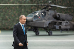 Foto: Premier Donald Tusk podczas uroczystości podpisania umów offsetowych pomiędzy WZL a Lockheed Martin / Źródło: Kancelaria Prezesa Rady Ministrów