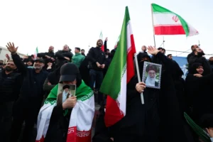 Foto: Ludzie opłakują śmierć najwyższego przywódcy Iranu ajatollaha Alego Chameneiego, który zginął we wspólnych atakach USA i Izraela, na placu w Teheranie 1 marca 2026 r. Zdjęcie: ATTA KENARE / AFP / Źródło: kyivpost.com