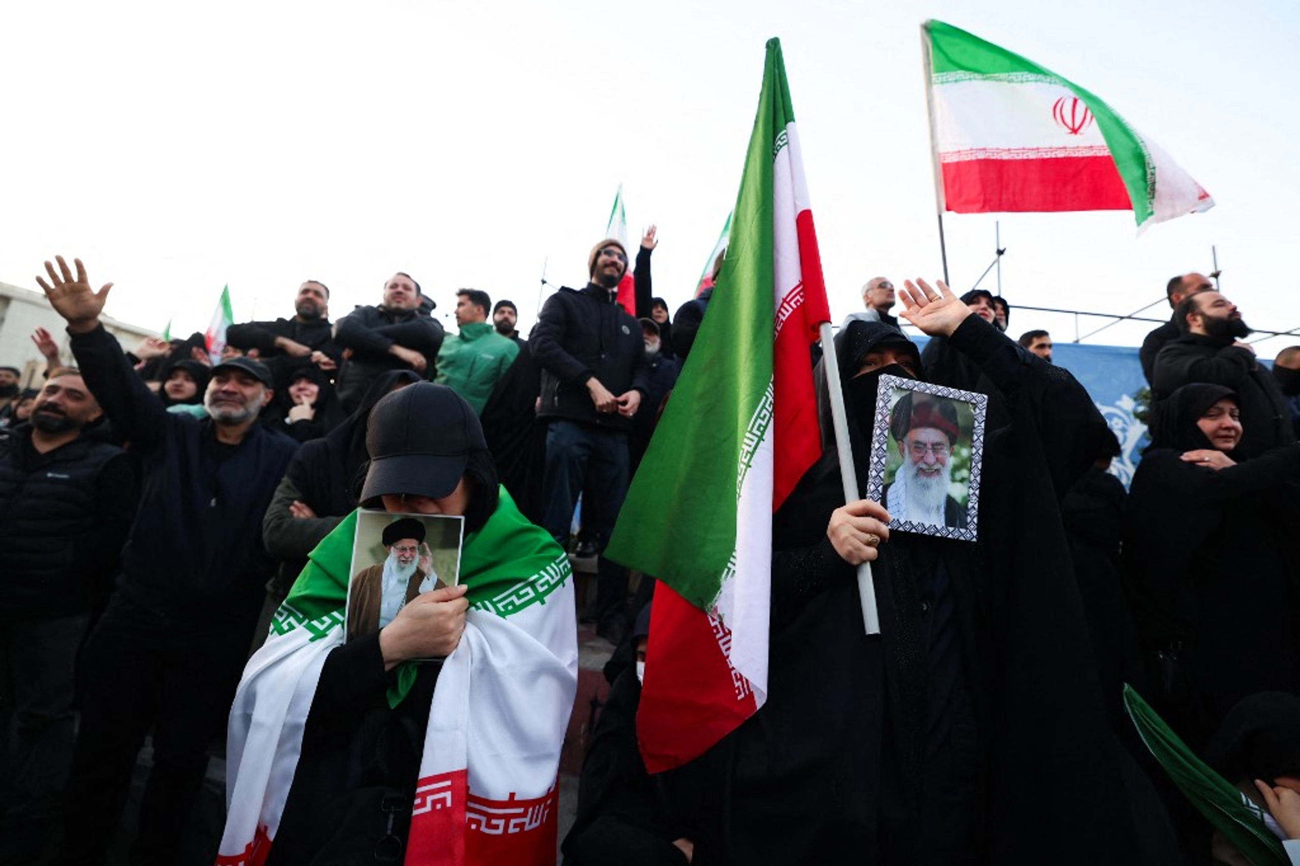 Foto: Ludzie opłakują śmierć najwyższego przywódcy Iranu ajatollaha Alego Chameneiego, który zginął we wspólnych atakach USA i Izraela, na placu w Teheranie 1 marca 2026 r. Zdjęcie: ATTA KENARE / AFP / Źródło: kyivpost.com