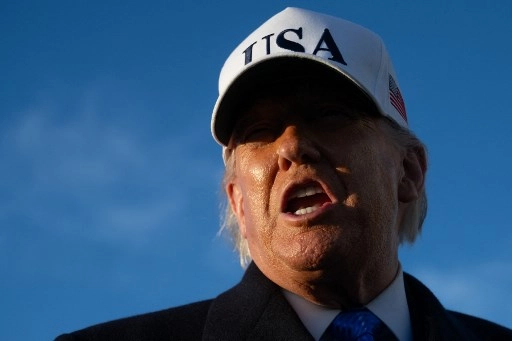 Prezydent USA Donald Trump rozmawia z dziennikarzami przed wejściem na pokład Air Force One, odlatującego z bazy lotniczej Andrews w stanie Maryland, 13 marca 2026 roku. Prezydent Trump udaje się na Florydę, aby spędzić weekend w swoim kurorcie Mar-a-Lago. (Zdjęcie: SAUL LOEB / AFP)