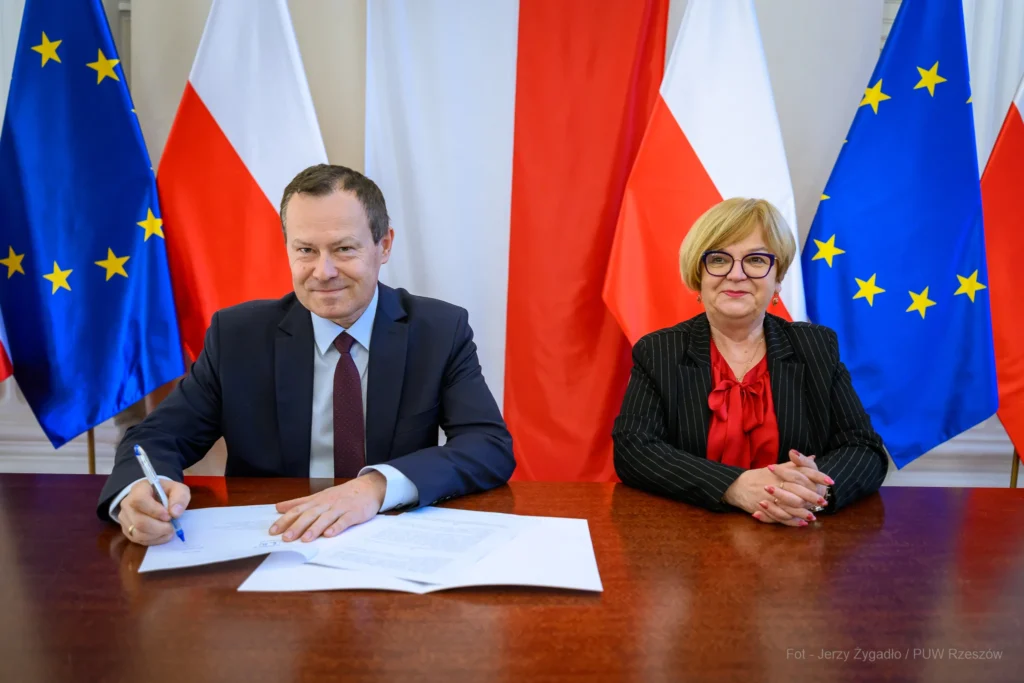 Województwo podkarpackie otrzymało na ten rok 166 413 484,13 zł w ramach Rządowego Funduszu Rozwoju Dróg. Dodatkowo przyznano 8 320 645,09 zł z rezerwy Prezesa Rady Ministrów. Łączna kwota przeznaczona na budowę, przebudowę i remonty dróg powiatowych oraz gminnych wynosi 174 734 129,22 zł.


Podpisane w środę umowy obejmują realizację 38 zadań:

25 zadań gminnych o łącznej wartości dofinansowania 96 371 744,27 zł,
13 zadań powiatowych o łącznej wartości wsparcia 78 362 384,95 zł.
 

Dzięki tym inwestycjom w 2026 roku wybudowanych, przebudowanych lub wyremontowanych zostanie blisko 106 km dróg, w tym:

62 km dróg powiatowych,
44 km dróg gminnych.
 

Realizowane przedsięwzięcia przyczynią się do zwiększenia bezpieczeństwa ruchu drogowego, poprawy komfortu podróżowania oraz lepszej dostępności komunikacyjnej w całym regionie.

Fot. Jerzy Żygadło / PUW Rzeszów