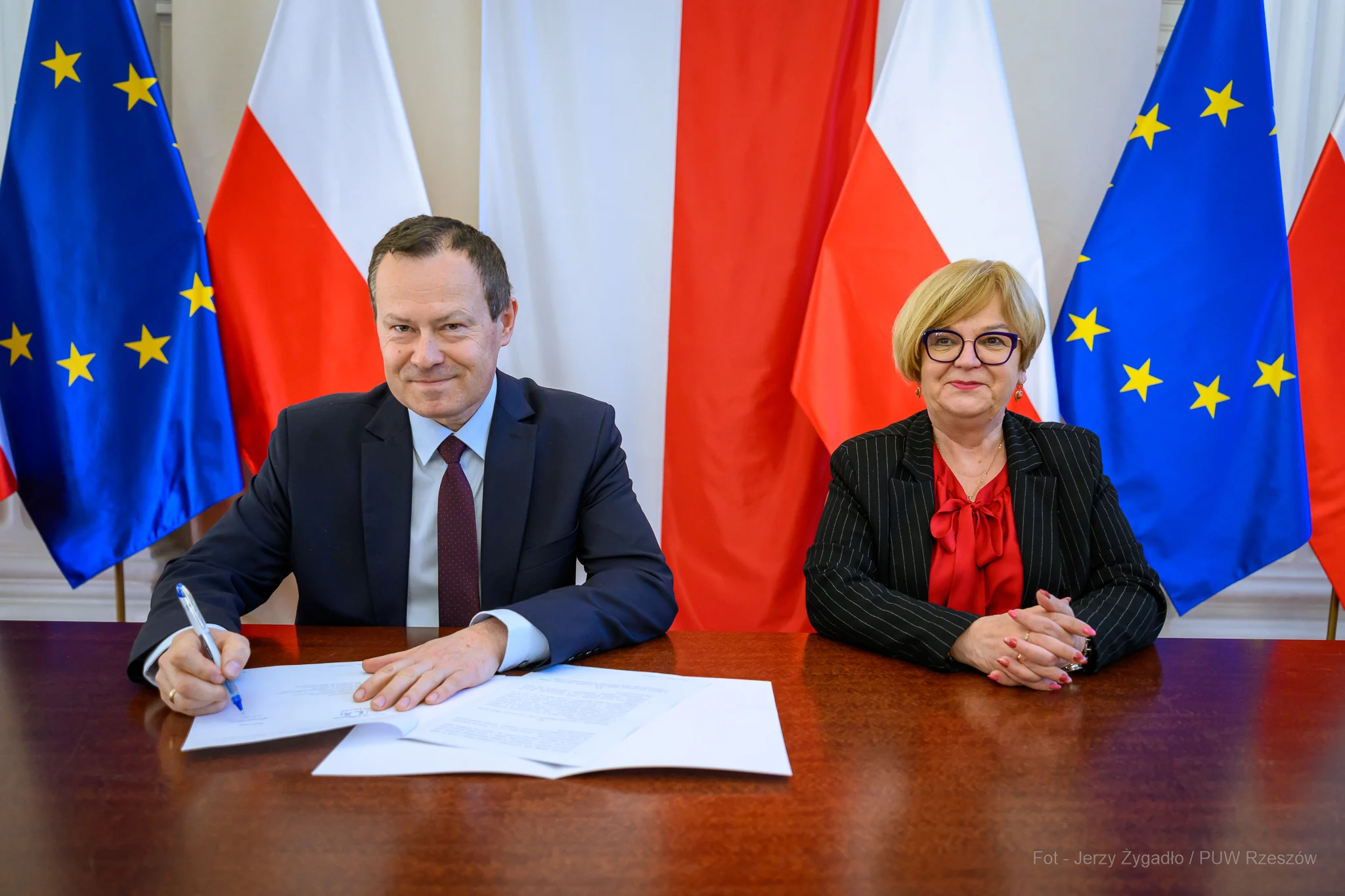 Województwo podkarpackie otrzymało na ten rok 166 413 484,13 zł w ramach Rządowego Funduszu Rozwoju Dróg. Dodatkowo przyznano 8 320 645,09 zł z rezerwy Prezesa Rady Ministrów. Łączna kwota przeznaczona na budowę, przebudowę i remonty dróg powiatowych oraz gminnych wynosi 174 734 129,22 zł.


Podpisane w środę umowy obejmują realizację 38 zadań:

25 zadań gminnych o łącznej wartości dofinansowania 96 371 744,27 zł,
13 zadań powiatowych o łącznej wartości wsparcia 78 362 384,95 zł.
 

Dzięki tym inwestycjom w 2026 roku wybudowanych, przebudowanych lub wyremontowanych zostanie blisko 106 km dróg, w tym:

62 km dróg powiatowych,
44 km dróg gminnych.
 

Realizowane przedsięwzięcia przyczynią się do zwiększenia bezpieczeństwa ruchu drogowego, poprawy komfortu podróżowania oraz lepszej dostępności komunikacyjnej w całym regionie.

Fot. Jerzy Żygadło / PUW Rzeszów