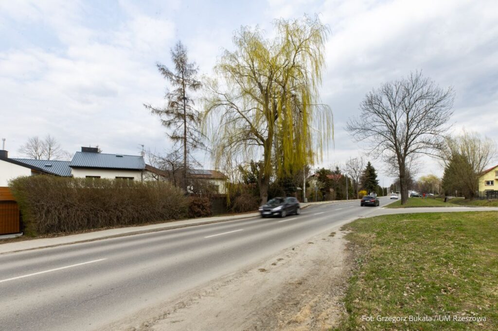 Foto: zdjęcie z oficjalnego podpisania umowy na wykonanie inwestycji - rozbudowa ul. Robotniczej w Rzeszowie, fot. Grzegorz Bukała, Urząd Miasta Rzeszowa