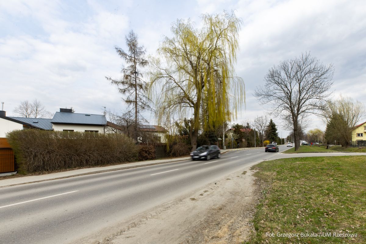 Foto: zdjęcie z oficjalnego podpisania umowy na wykonanie inwestycji - rozbudowa ul. Robotniczej w Rzeszowie, fot. Grzegorz Bukała, Urząd Miasta Rzeszowa