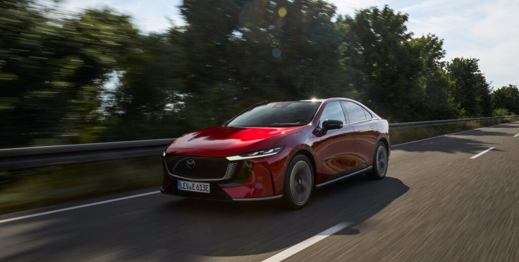Foto: Zupełnie nowa Mazda6e, Soul Red Crystal, Niemcy, 2025, Action / Źródło: Portal prasowy Mazda Motor Europe
