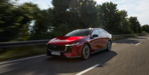 Foto: Zupełnie nowa Mazda6e, Soul Red Crystal, Niemcy, 2025, Action / Źródło: Portal prasowy Mazda Motor Europe