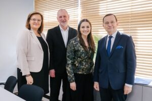 Od lewej: Małgorzata Jarosińska-Jedynak, członek zarządu województwa podkarpackiego; Mariusz Bednarz, prezes RARR S.A.; Róża Szafranek, założycielka i prezeska HR Hints oraz przewodnicząca Rady Programowej People Culture TechFest; Władysław Ortyl, marszałek województwa. Fot. Tadeusz Poźniak/RARR S.A.