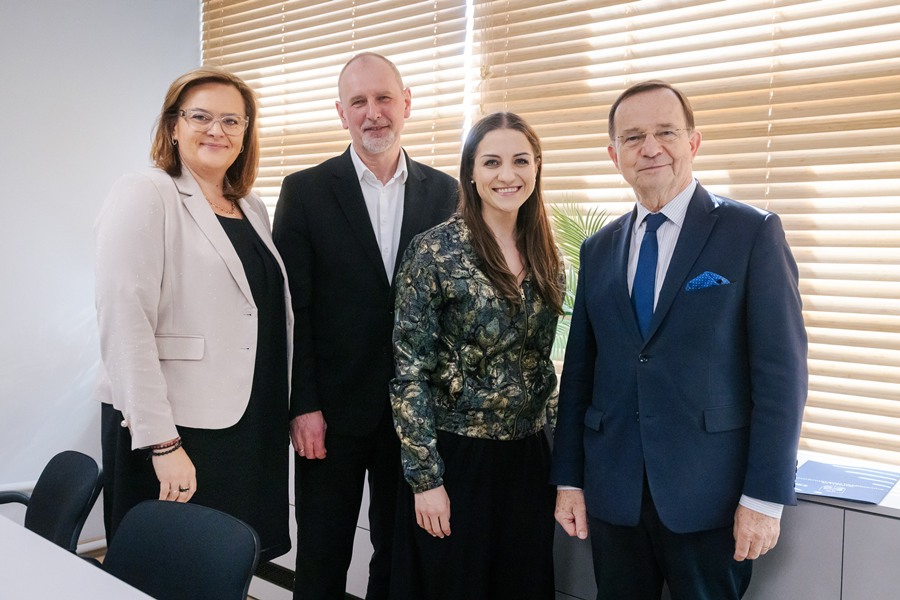 Od lewej: Małgorzata Jarosińska-Jedynak, członek zarządu województwa podkarpackiego; Mariusz Bednarz, prezes RARR S.A.; Róża Szafranek, założycielka i prezeska HR Hints oraz przewodnicząca Rady Programowej People Culture TechFest; Władysław Ortyl, marszałek województwa. Fot. Tadeusz Poźniak/RARR S.A.