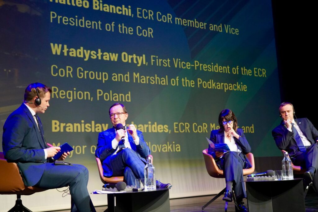 Foto: Panel dyskusyjny z udziałem marszałka Władysława Ortyla na szczycie EKR w Bratysławie. /  Autor zdjęć: Justyna Róg / Kancelaria Zarządu UMWP
