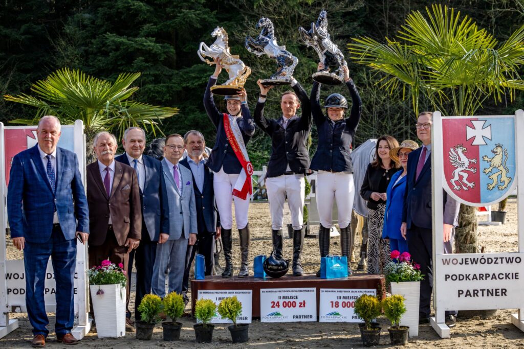 Uroczyste wręczenie nagród w konkursie Grand Prix CSI2* – XII Memoriał śp. Prezydenta RP Lecha Kaczyńskiego na Hipodromie w Gliniku Zaborowskim. /  Zdjęcia: Michał Miklasz / Qołcz Photography, Piotr Pilch / Facebok
