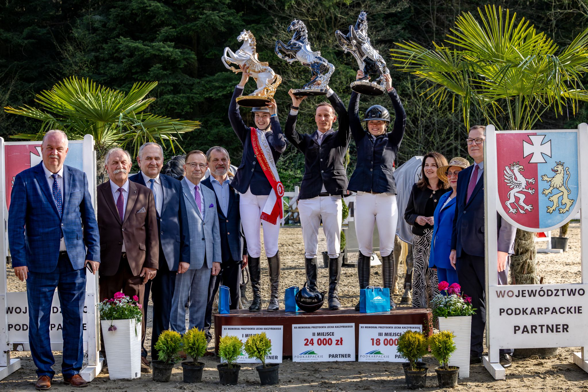 Uroczyste wręczenie nagród w konkursie Grand Prix CSI2* – XII Memoriał śp. Prezydenta RP Lecha Kaczyńskiego na Hipodromie w Gliniku Zaborowskim. /  Zdjęcia: Michał Miklasz / Qołcz Photography, Piotr Pilch / Facebok