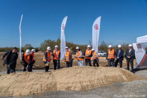 Foto: Fotografia dokumentuje uroczystą inaugurację budowy nowego odcinka drogi wojewódzkiej w Trześni. Inwestycja o wartości ponad 67 mln zł połączy SSE Euro-Park Mielec oraz lotnisko z regionalnym układem komunikacyjnym, poprawiając bezpieczeństwo i potencjał gospodarczy regionu.