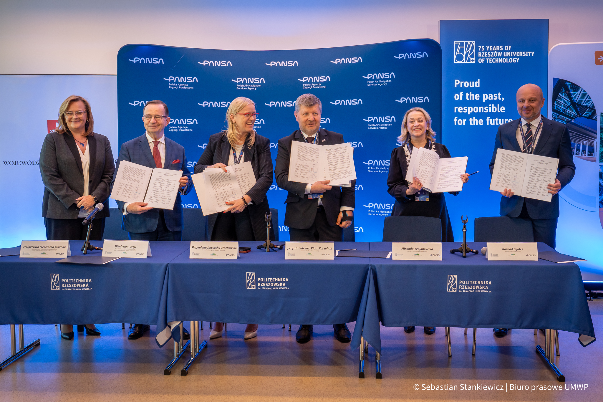 Foto: Podpisanie listu intencyjnego dotyczącego Podkarpackiego Centrum Kompetencji na Politechnice Rzeszowskiej. / Autor  zdjęć: Sebastian Stankiewicz
Biuro Prasowe UMWP